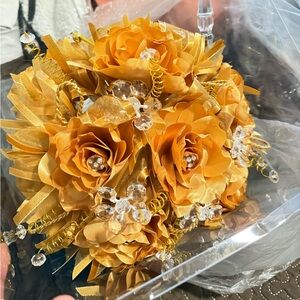 Ramo de mano artificial para quinceañeras. Corona estilo ranchero para quince.